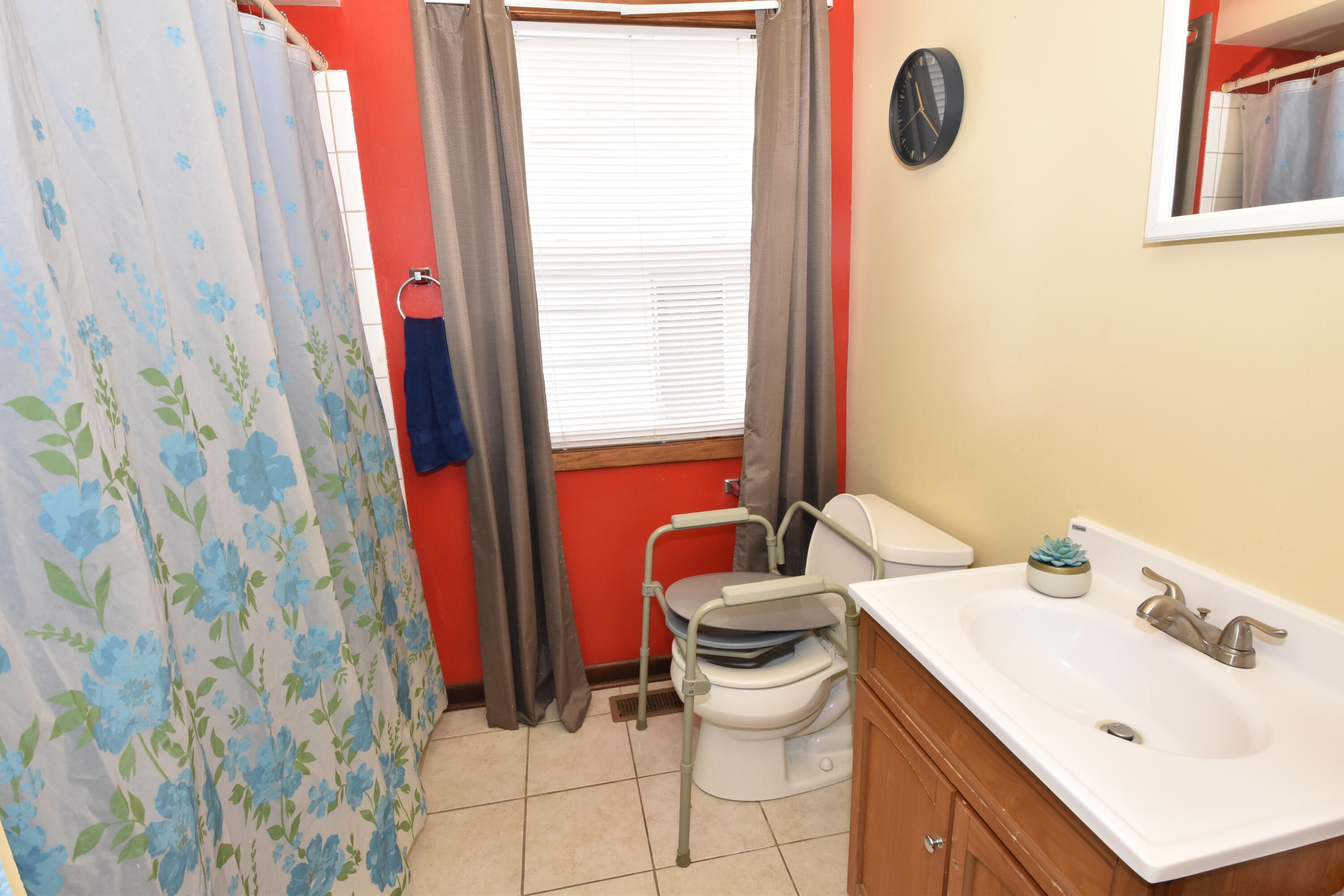 4040 North 11th Street Milwaukee, WI 53209 - Photo 17 of 34 Bathroom 1