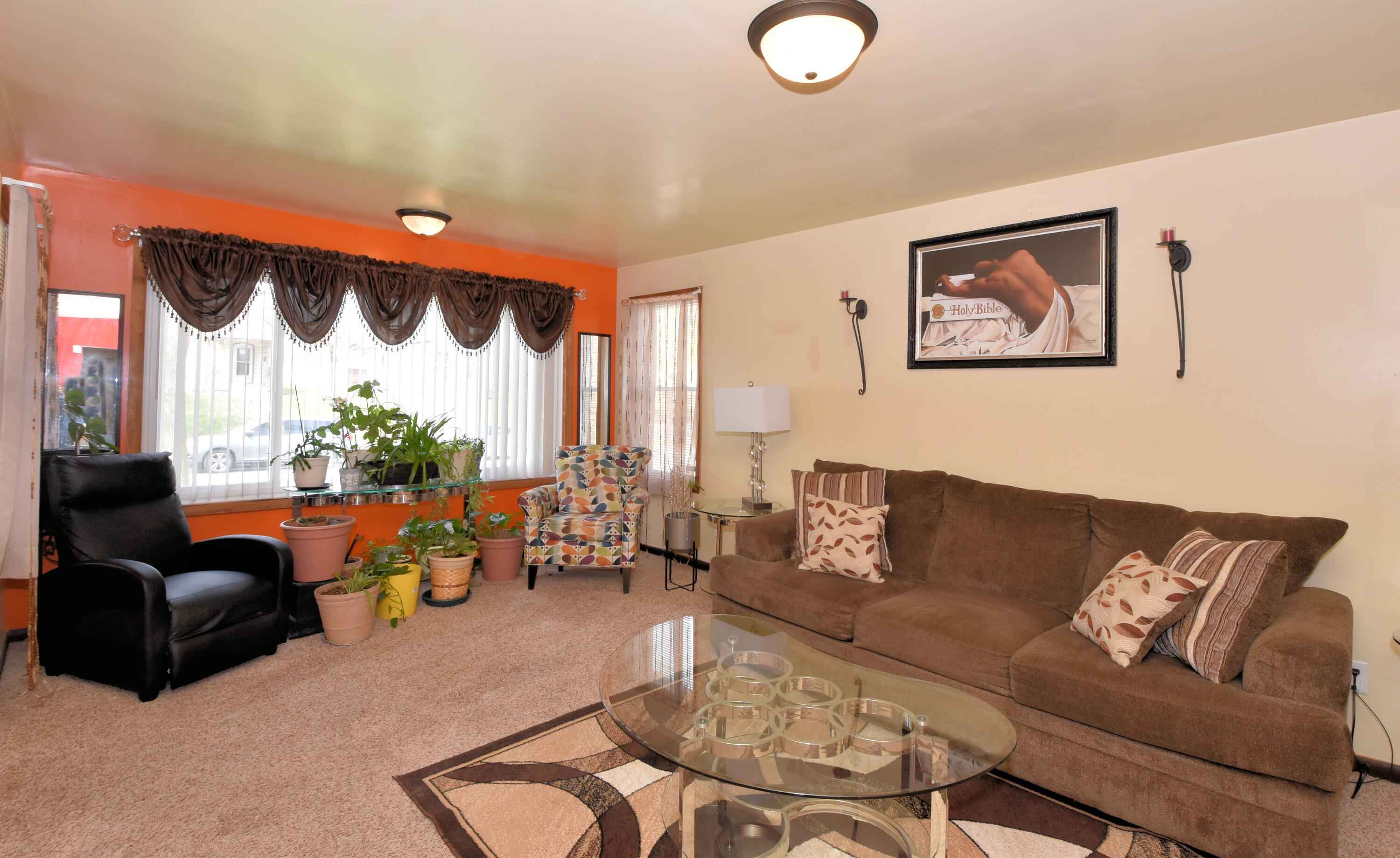 4040 North 11th Street Milwaukee, WI 53209 - Photo 7 of 34 So bright and open-concept!