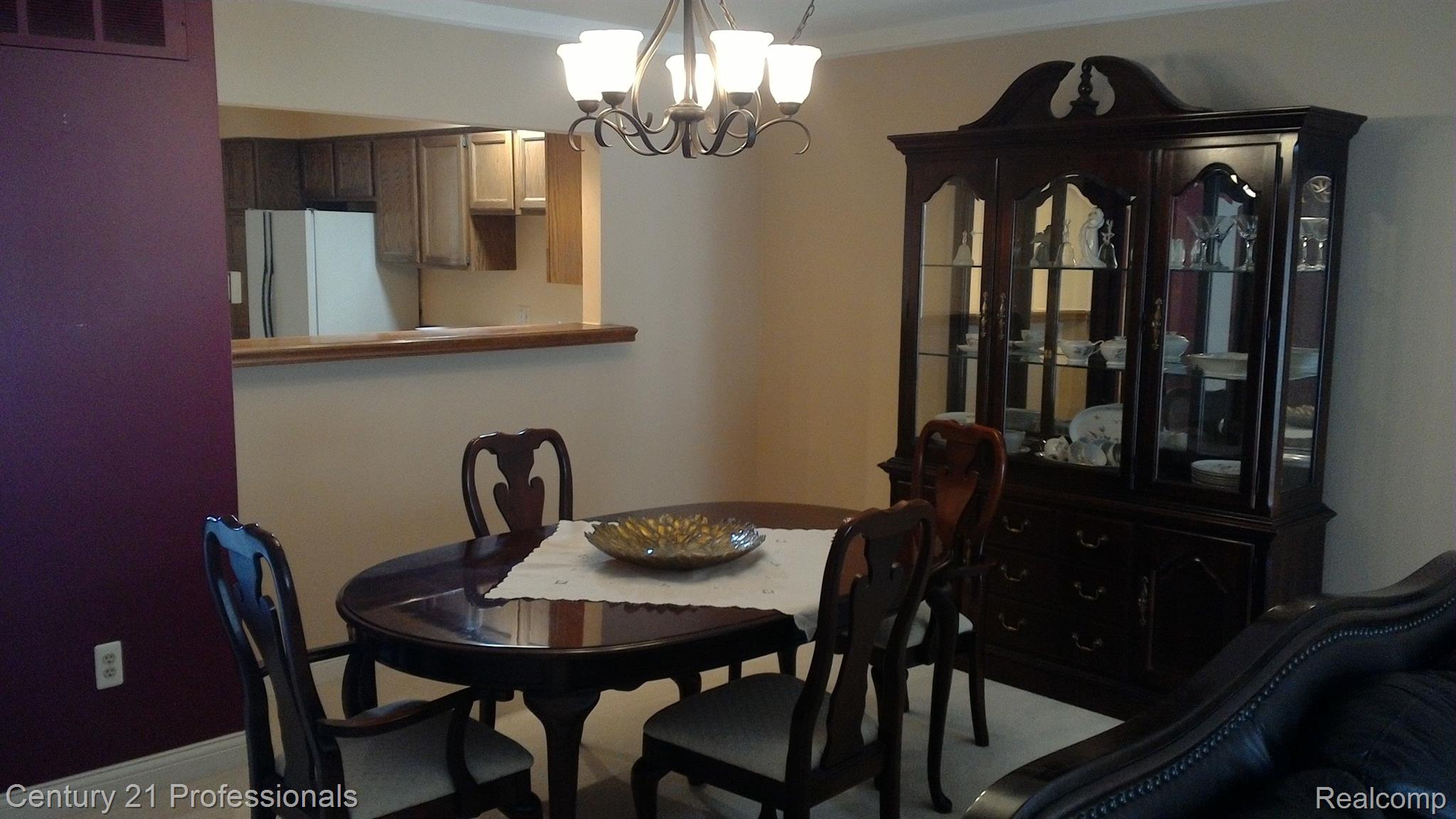 628 Tennyson Rochester, MI 48307 - Photo 11 of 32 Dining Room Open to Kitchen
