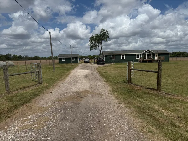 $2,000 | 1841 County Road 382, Rosharon, TX 77583