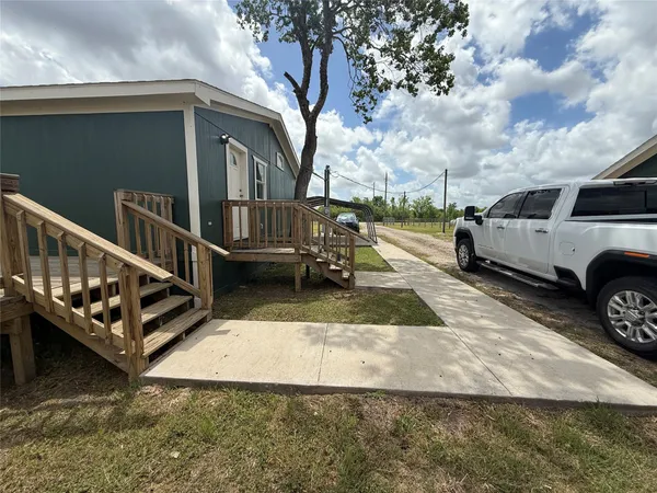 $2,000 | 1841 County Road 382, Rosharon, TX 77583