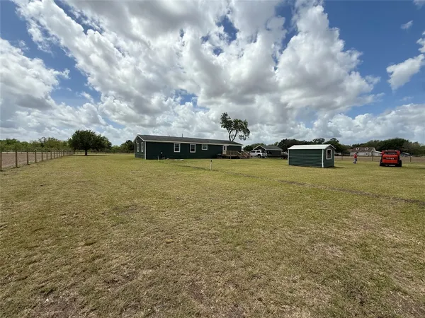 $2,000 | 1841 County Road 382, Rosharon, TX 77583