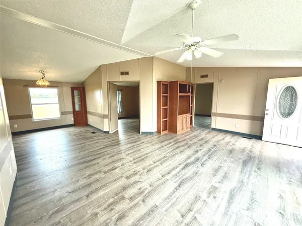 $2,000 | 1841 County Road 382, Rosharon, TX 77583