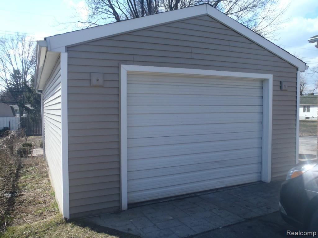 3734 South Crooks Road South Rochester, MI 48309 - Photo 6 of 30 VINYL SIDED 1 1/2 CAR GARAGE