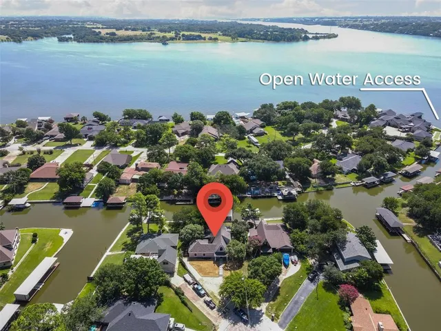 a black and white photo of a living room