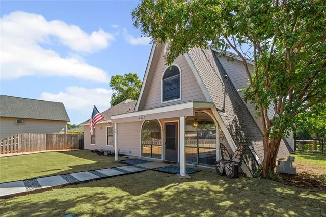a view of a house with a yard