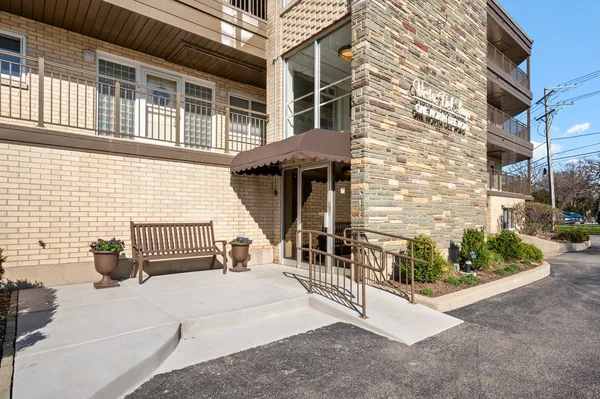 $525,000 | 1 North Dee Road, Unit 1C, Park Ridge, IL 60068