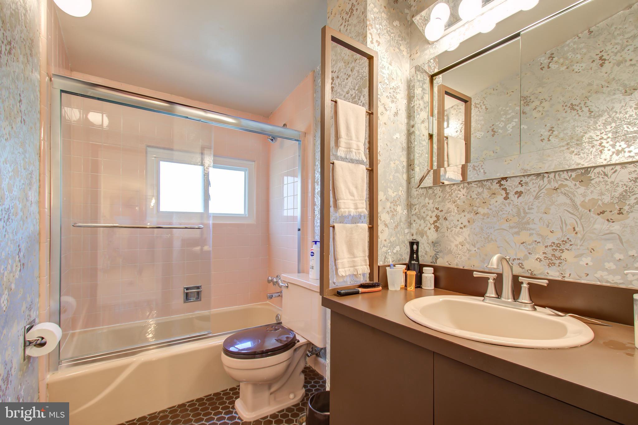 11507 Gilsan Street Silver Spring, MD 20902 - Photo 26 of 35 Upper level second full bathroom