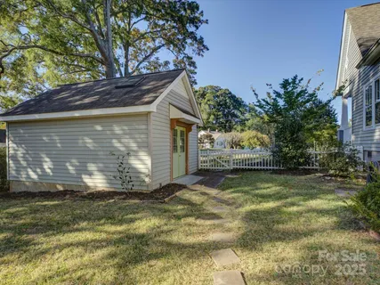 a view of a yard in front of a house