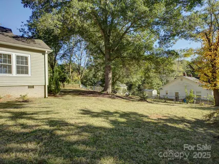 a view of house with a yard