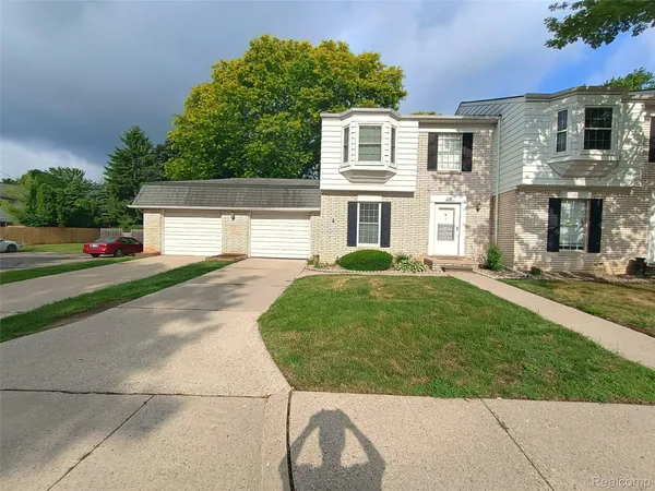 $264,900 | 112 Stratford Lane, Rochester, MI 48309