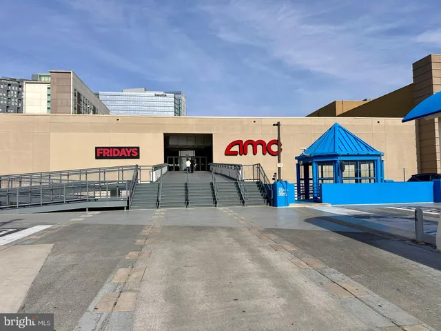 a view of a parking area