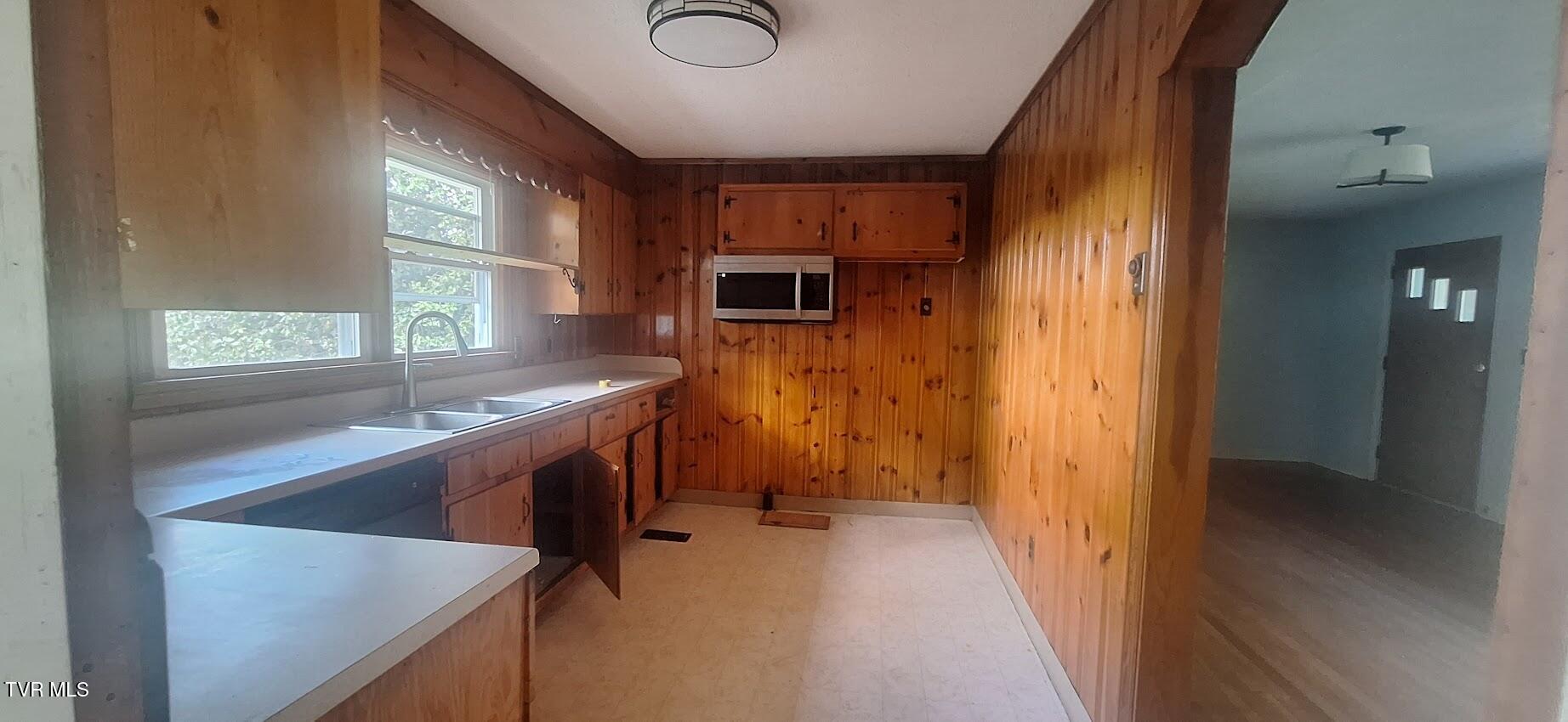 2409 Anderson Street Bristol, TN 37620 - Photo 14 of 28 1