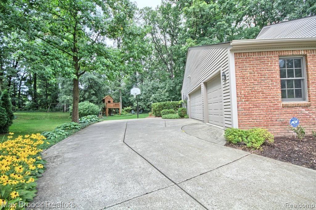 4686 Brightmore Road Bloomfield Hills, MI 48302 - Photo 4 of 42 3_Car_Garage.jpg