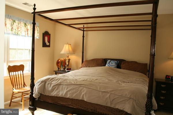 13130 Brandon Way Road Gaithersburg, MD 20878 - Photo 12 of 26 a bedroom with a bed and a table