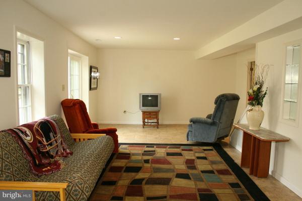 13130 Brandon Way Road Gaithersburg, MD 20878 - Photo 20 of 26 a living room with furniture and a rug