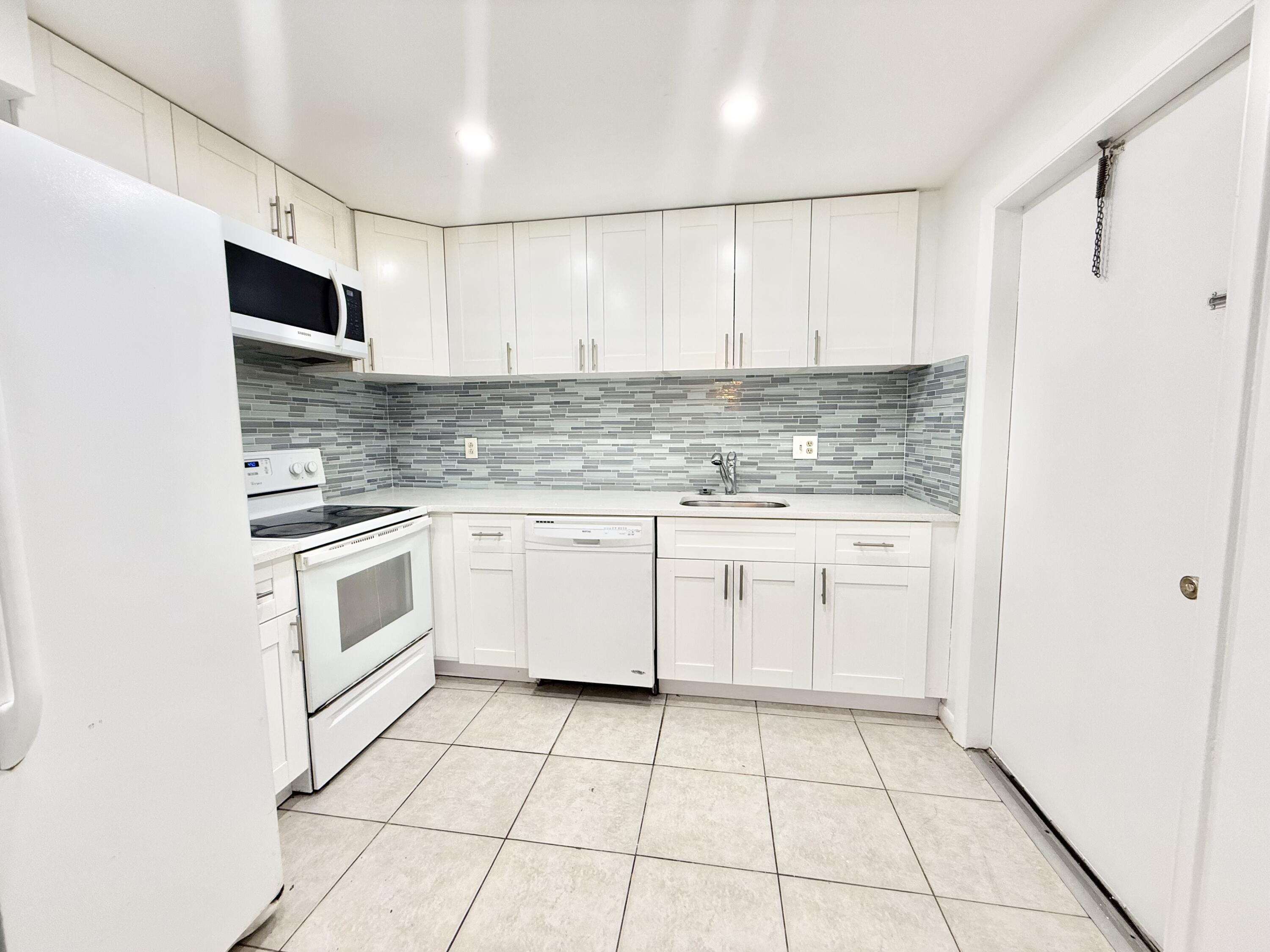 636 Northwest 13th Street, Unit 31 Boca Raton, FL 33486 - Photo 18 of 32 Spacious Kitchen