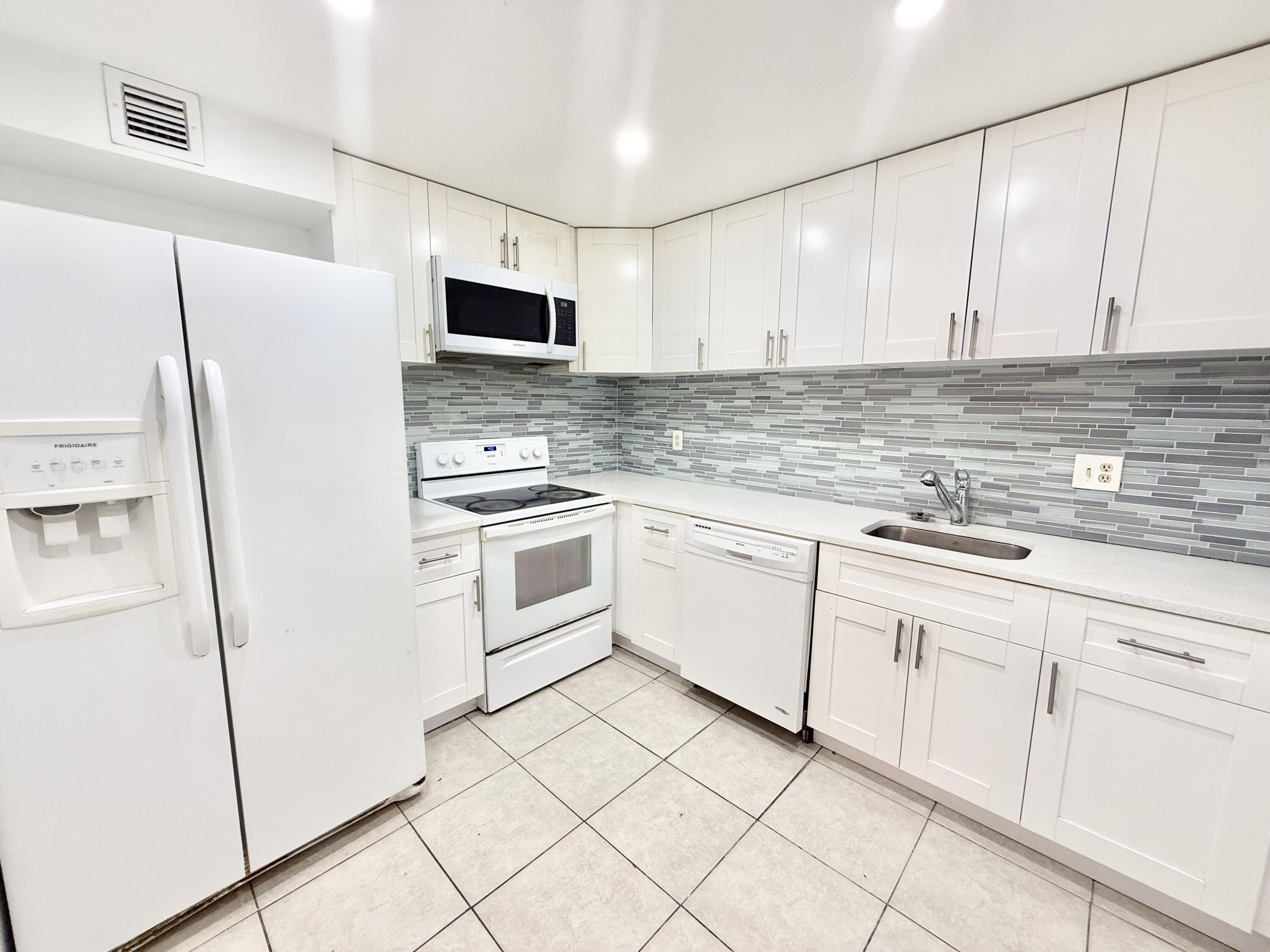 636 Northwest 13th Street, Unit 31 Boca Raton, FL 33486 - Photo 2 of 32 Beautifully remodeled kitchen