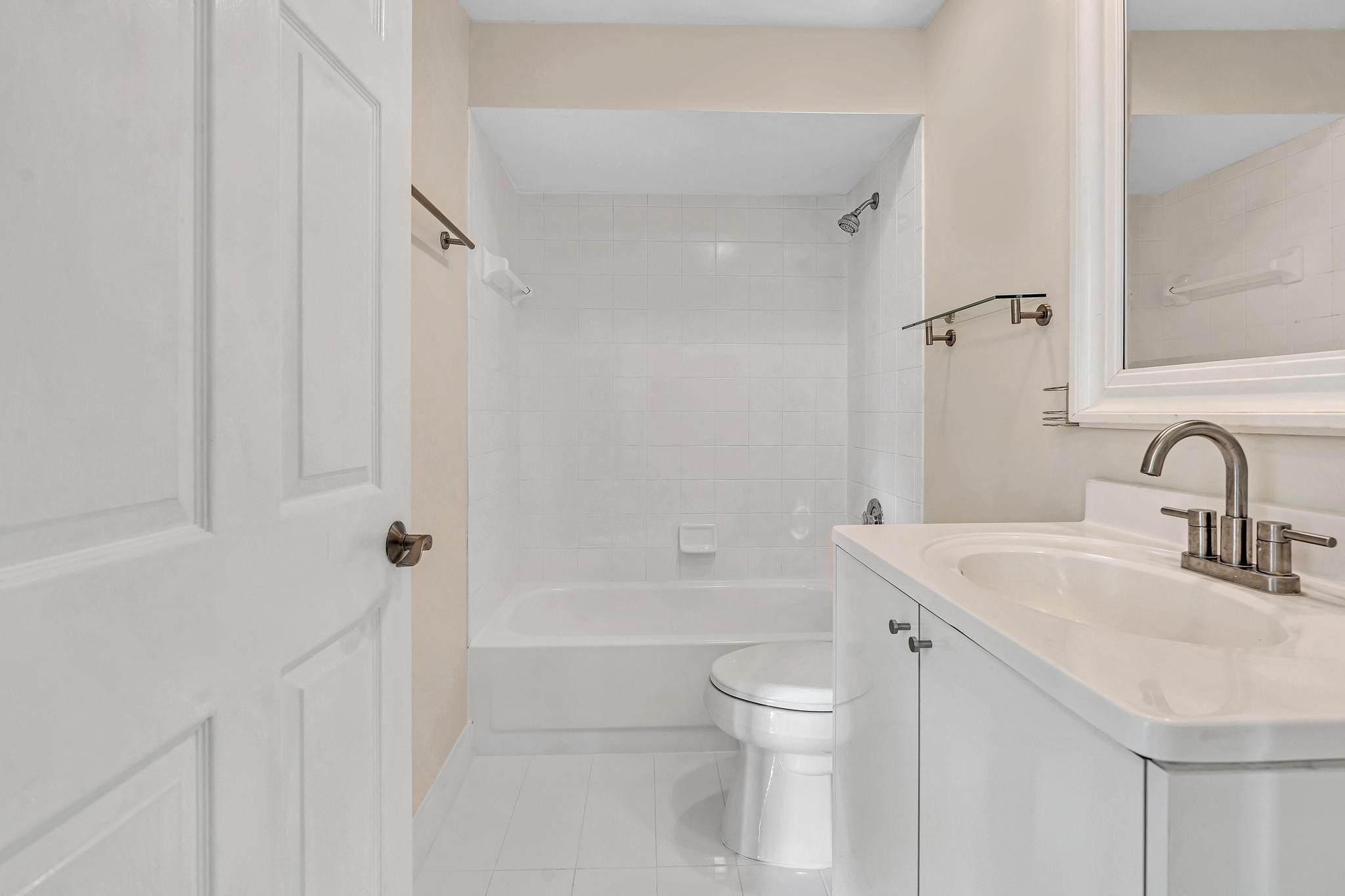 5791 Coach House Circle, Unit H Boca Raton, FL 33486 - Photo 31 of 39 Bathroom from hallway