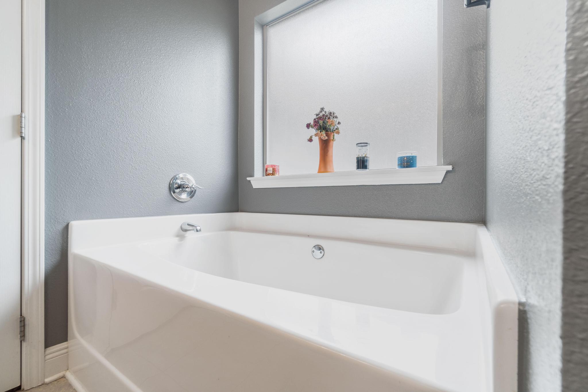 641 Red Fern Road Crestview, FL 32536 - Photo 26 of 33 a bathroom with a bathtub