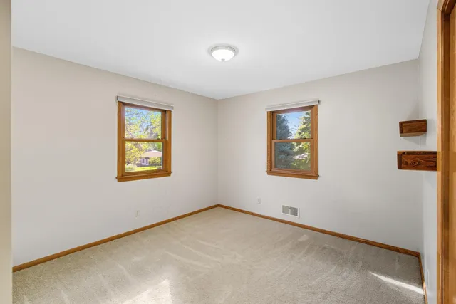 $385,575 | 221 Crestwood Drive, North Mankato, MN 56003