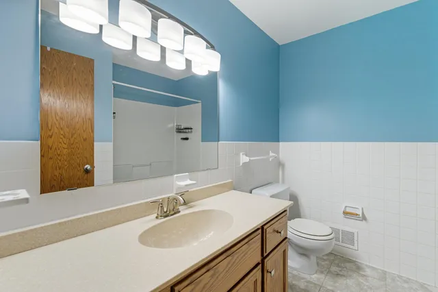 $385,575 | 221 Crestwood Drive, North Mankato, MN 56003