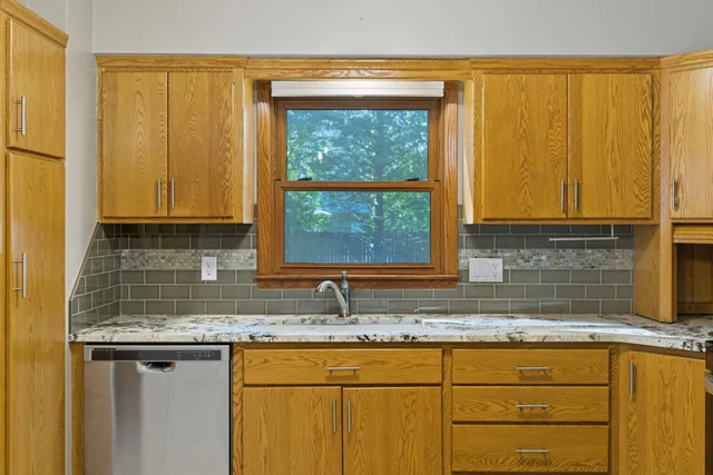 $385,575 | 221 Crestwood Drive, North Mankato, MN 56003