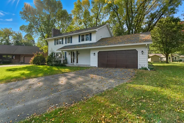 $385,575 | 221 Crestwood Drive, North Mankato, MN 56003