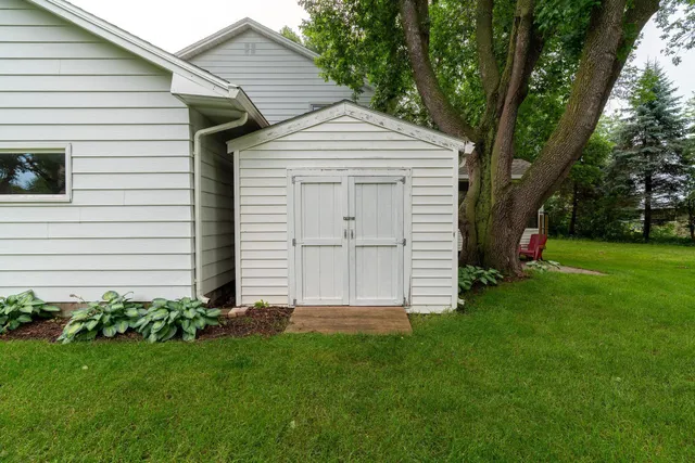 $385,575 | 221 Crestwood Drive, North Mankato, MN 56003