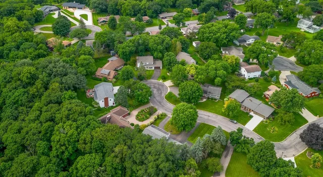 $385,575 | 221 Crestwood Drive, North Mankato, MN 56003