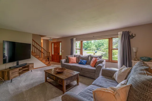 $385,575 | 221 Crestwood Drive, North Mankato, MN 56003