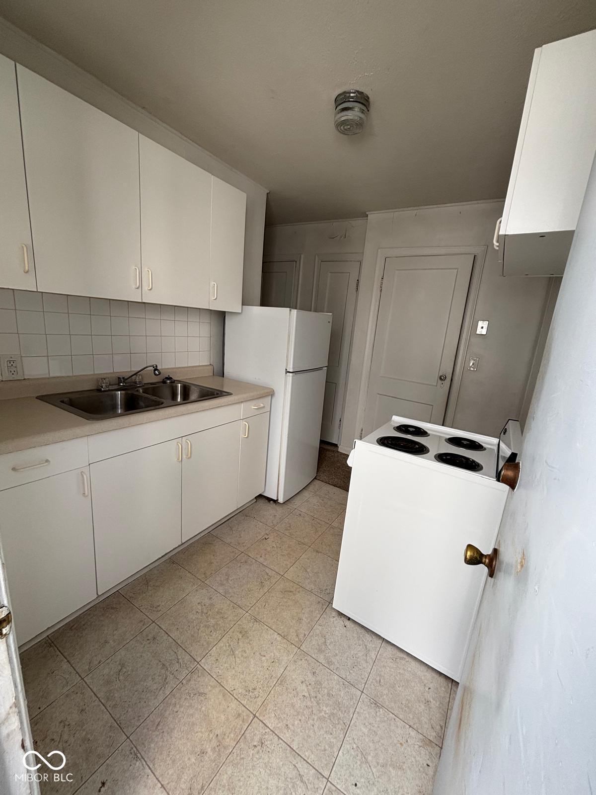 4023 Clarendon Road Indianapolis, IN 46208 - Photo 3 of 13