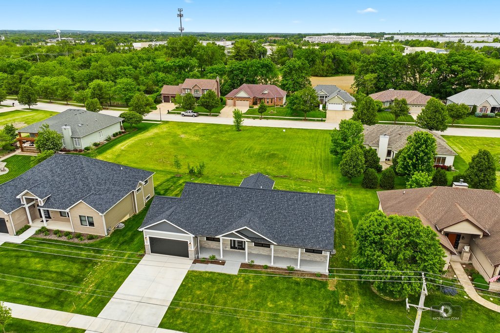 684 Schomer Road Aurora, IL 60505 - Photo 3 of 30