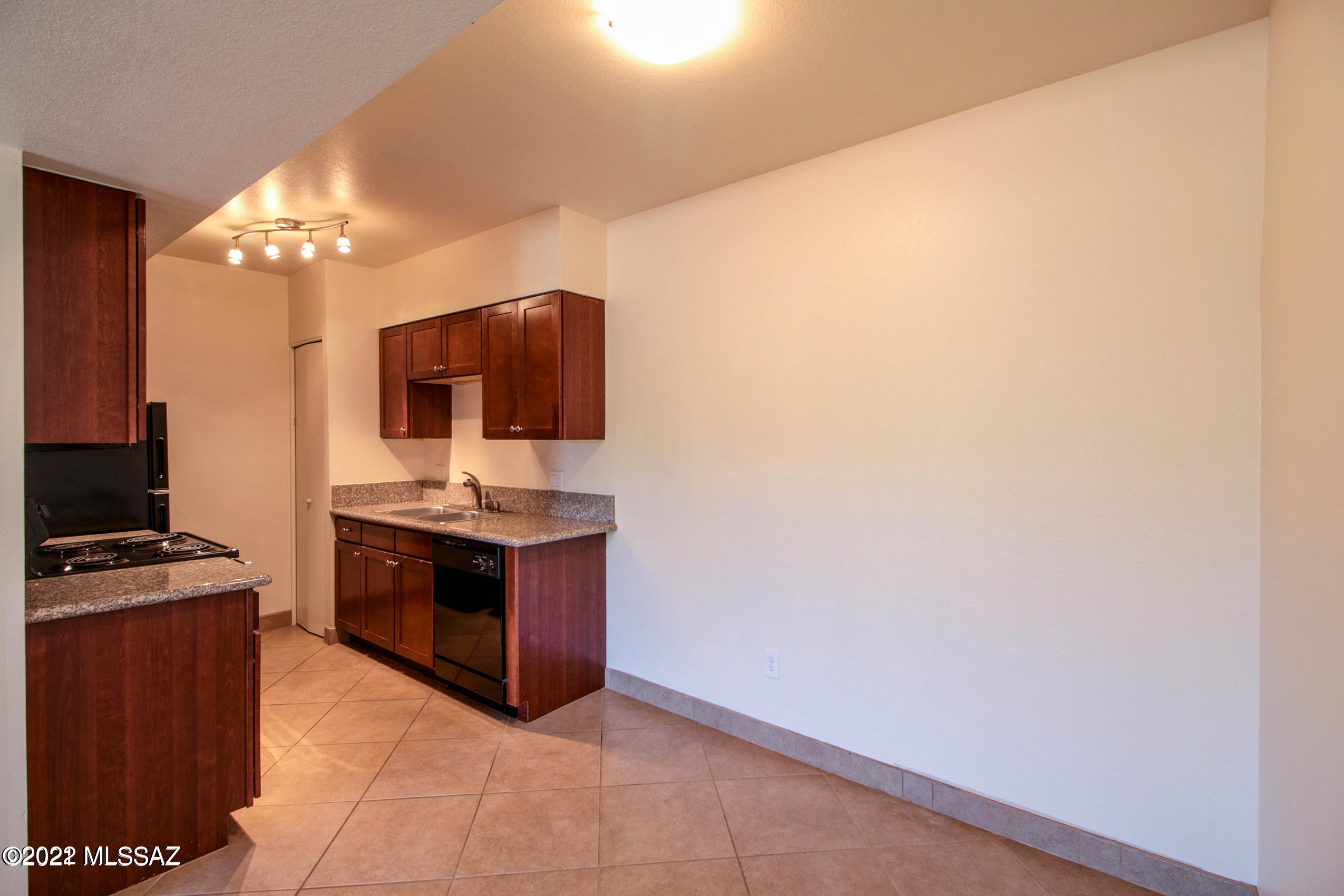 3357 North Country Club Road, Unit 8 Tucson, AZ 85716 - Photo 6 of 24