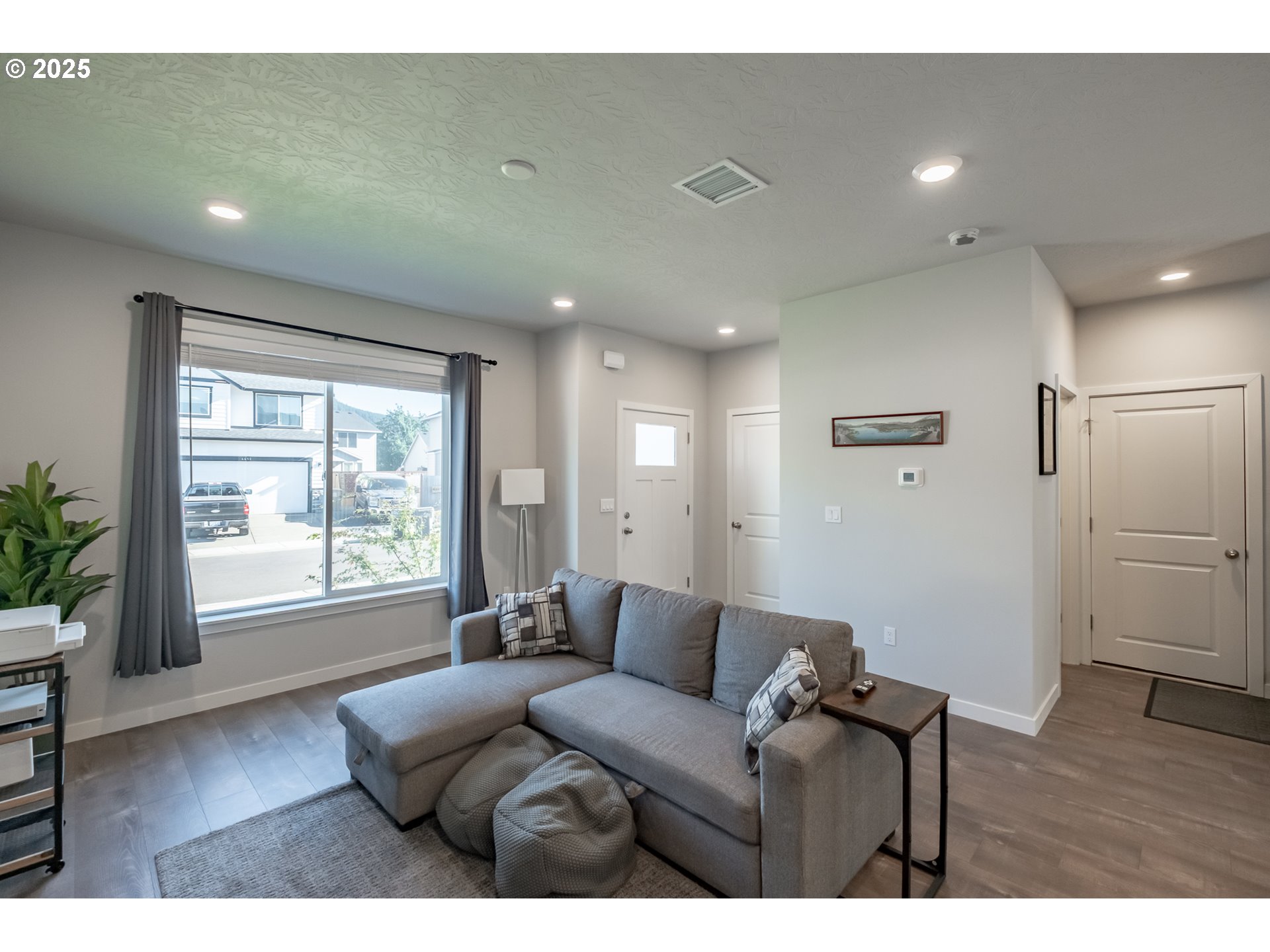 4465 Ninebark Loop Sweet Home, OR 97386 - Photo 4 of 23 a living room with furniture and a large window