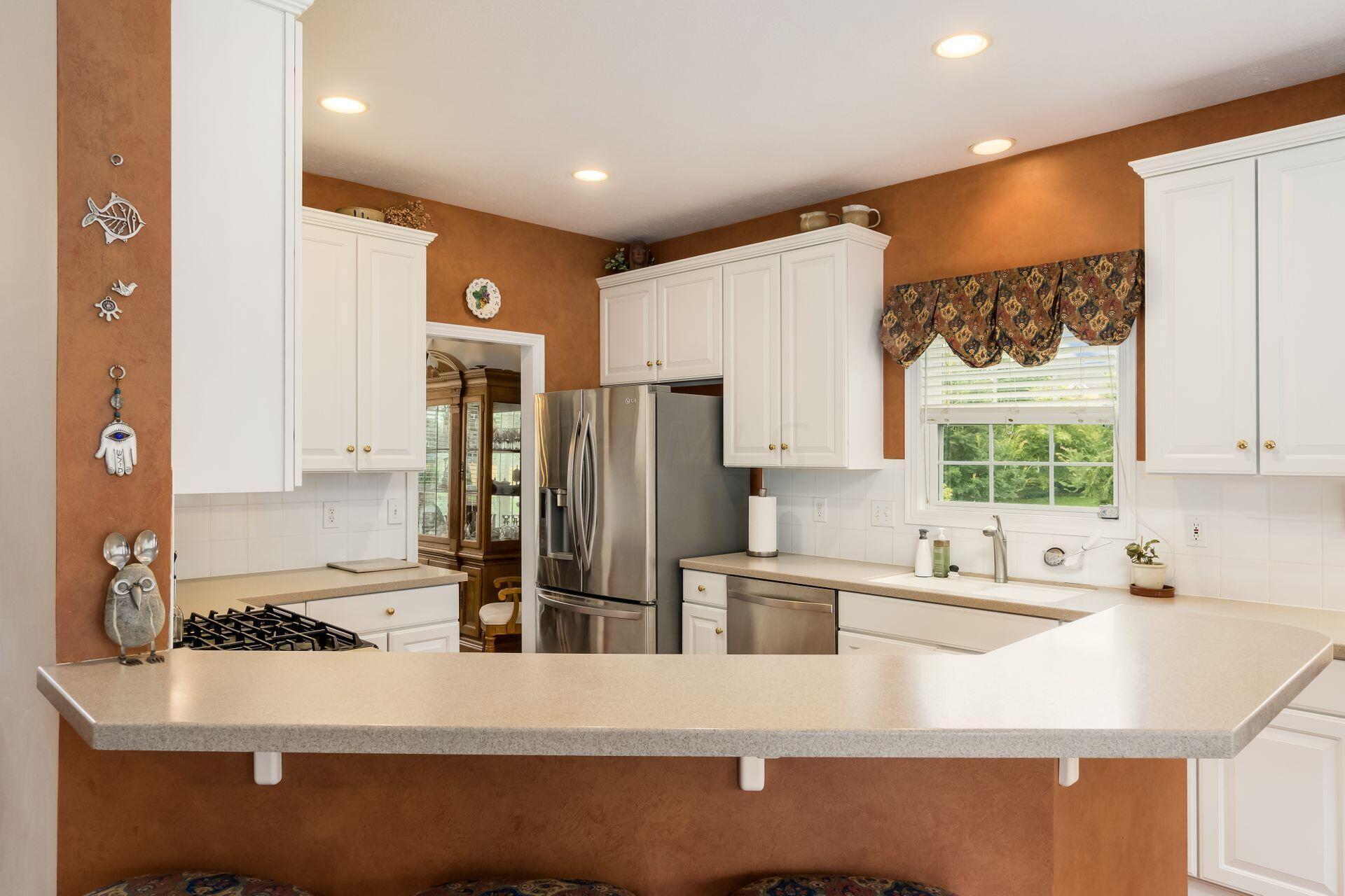 960 Reece Ridge Drive Columbus, OH 43230 - Photo 27 of 66 Kitchen/Bar
