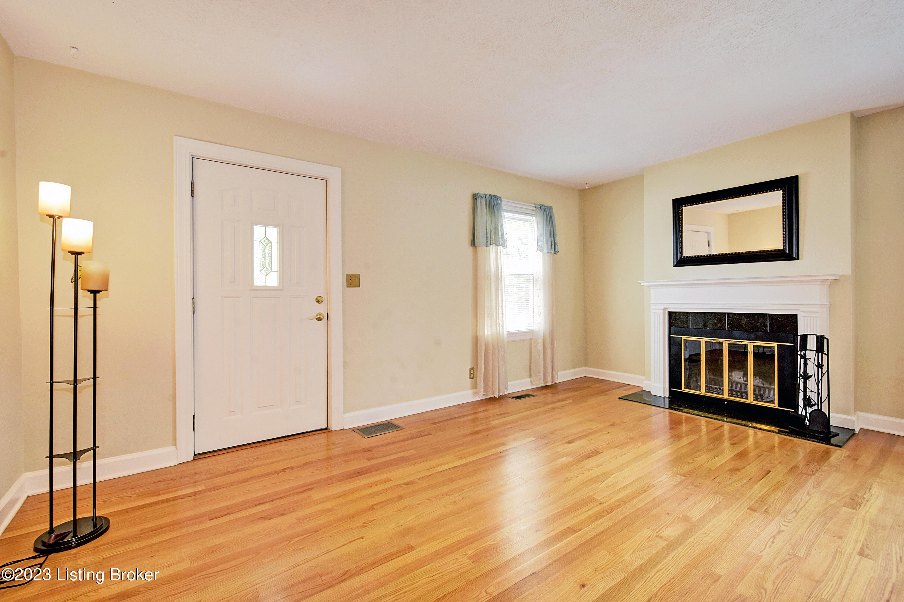 3106 Plover Road Louisville, KY 40213 - Photo 12 of 35 Living Room
