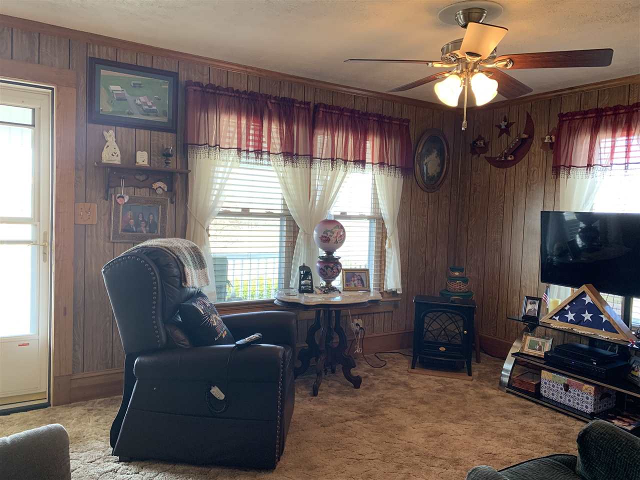 1099 B Battlefield Road Grottoes, VA 24441 - Photo 6 of 27 a living room with furniture and a flat screen tv