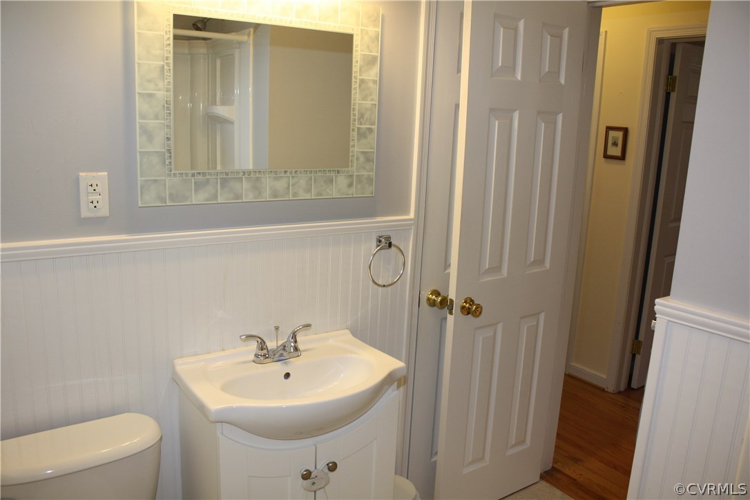 7508 Three Chopt Road Henrico, VA 23229 - Photo 24 of 38 Hall Bath view back toward the hallway