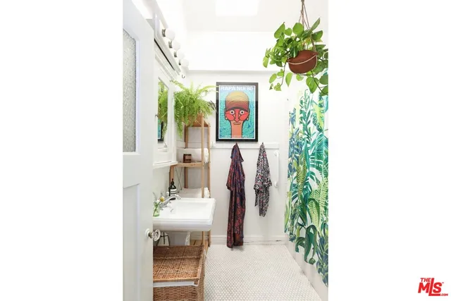 $7,000 | 1563 Lucretia Avenue, Los Angeles, CA 90026