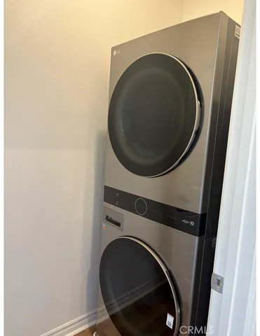 a close up view of a washer and dryer