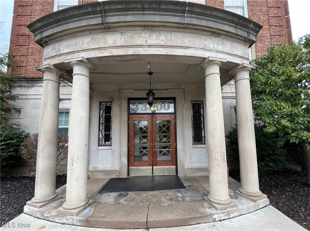 13800 Fairhill Road, Unit 204 Shaker Heights, OH 44120 - Photo 2 of 21 Entrance
