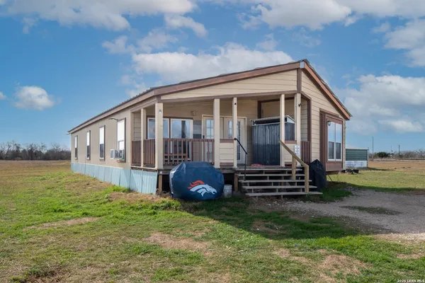 a view of a house with backyard