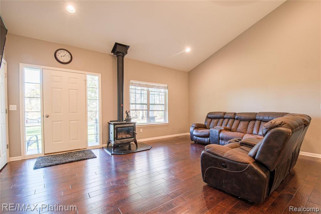 5590 Hartland Road Fenton, MI 48430 - Photo 4 of 46