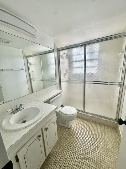 Main Bathroom w/Shower