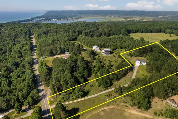 $799,999 | 15241 Maxey Road, Arcadia, MI 49613