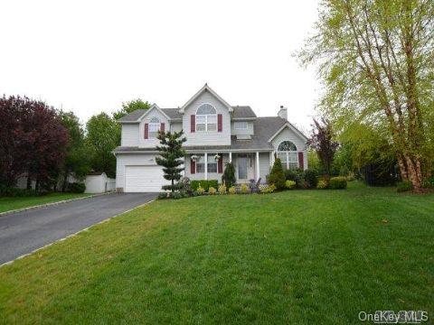 8 Quantuck Court Commack, NY 11725 - Photo 1 of 1 Gallery Image 1
