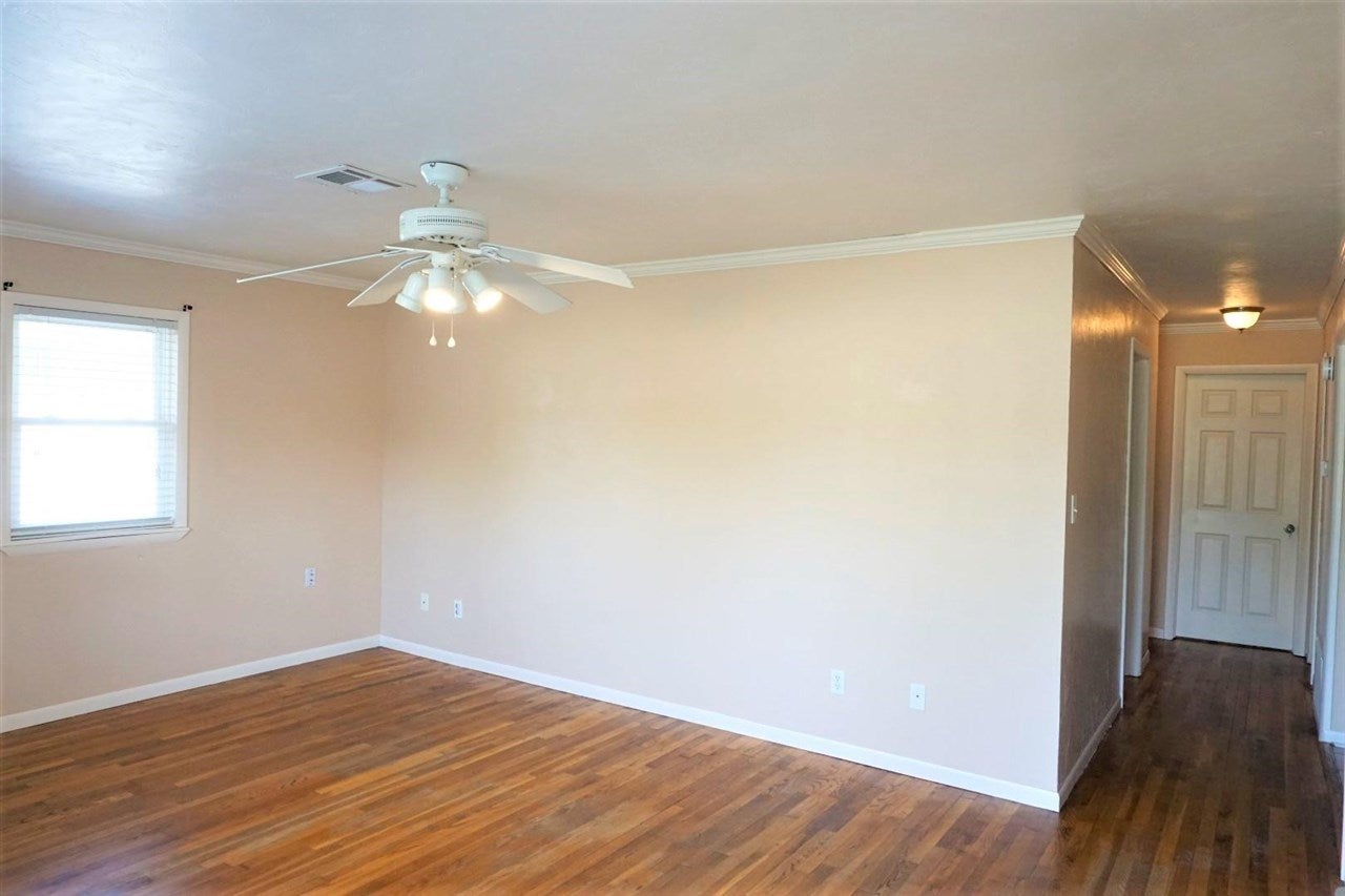 514 Ivanhoe Street Perry, OK 73077 - Photo 3 of 19 Gallery Image 3