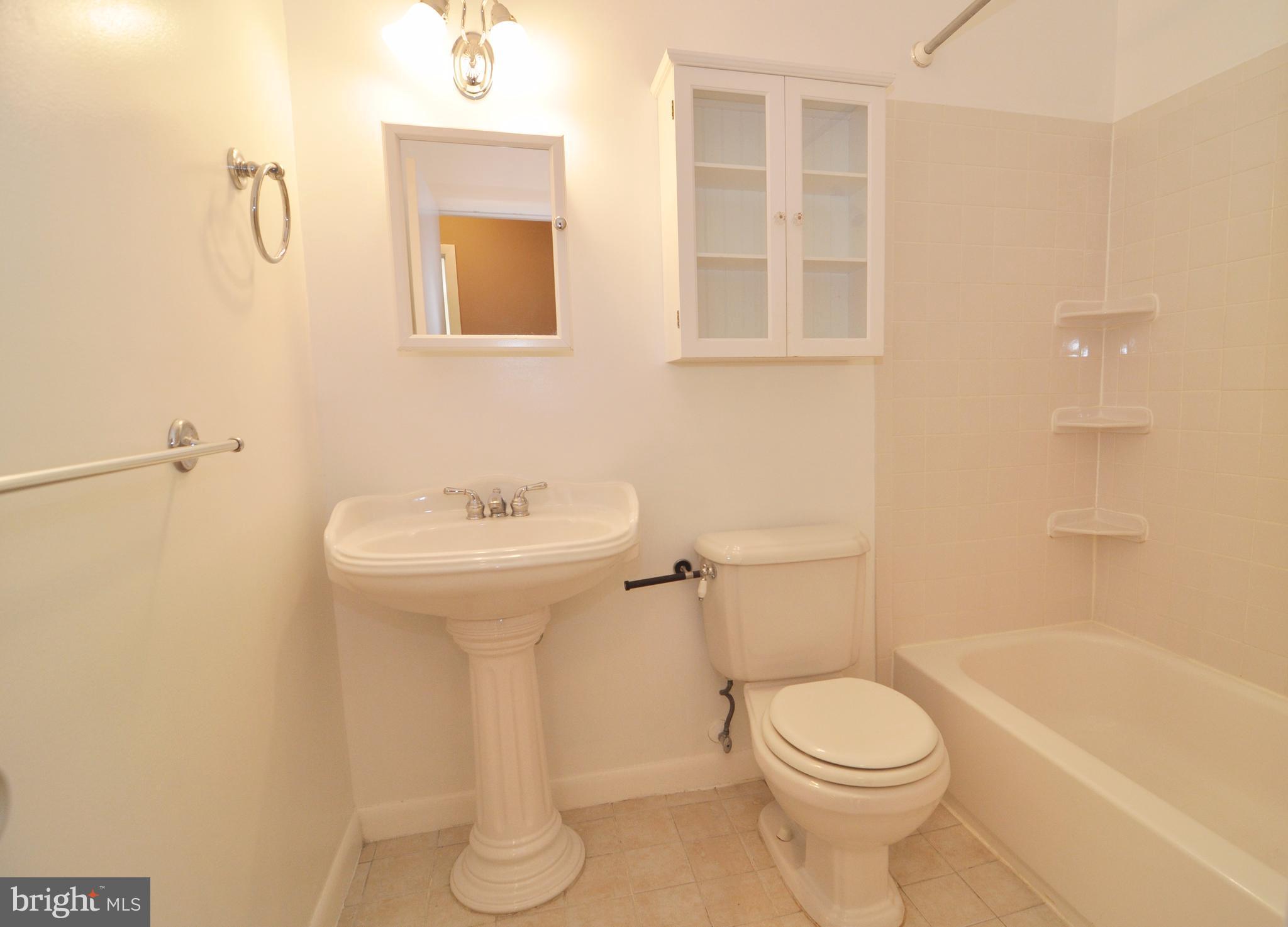 4555 MacArthur Boulevard Northwest, Unit 202 Washington, DC 20007 - Photo 8 of 14 Bath (Master)