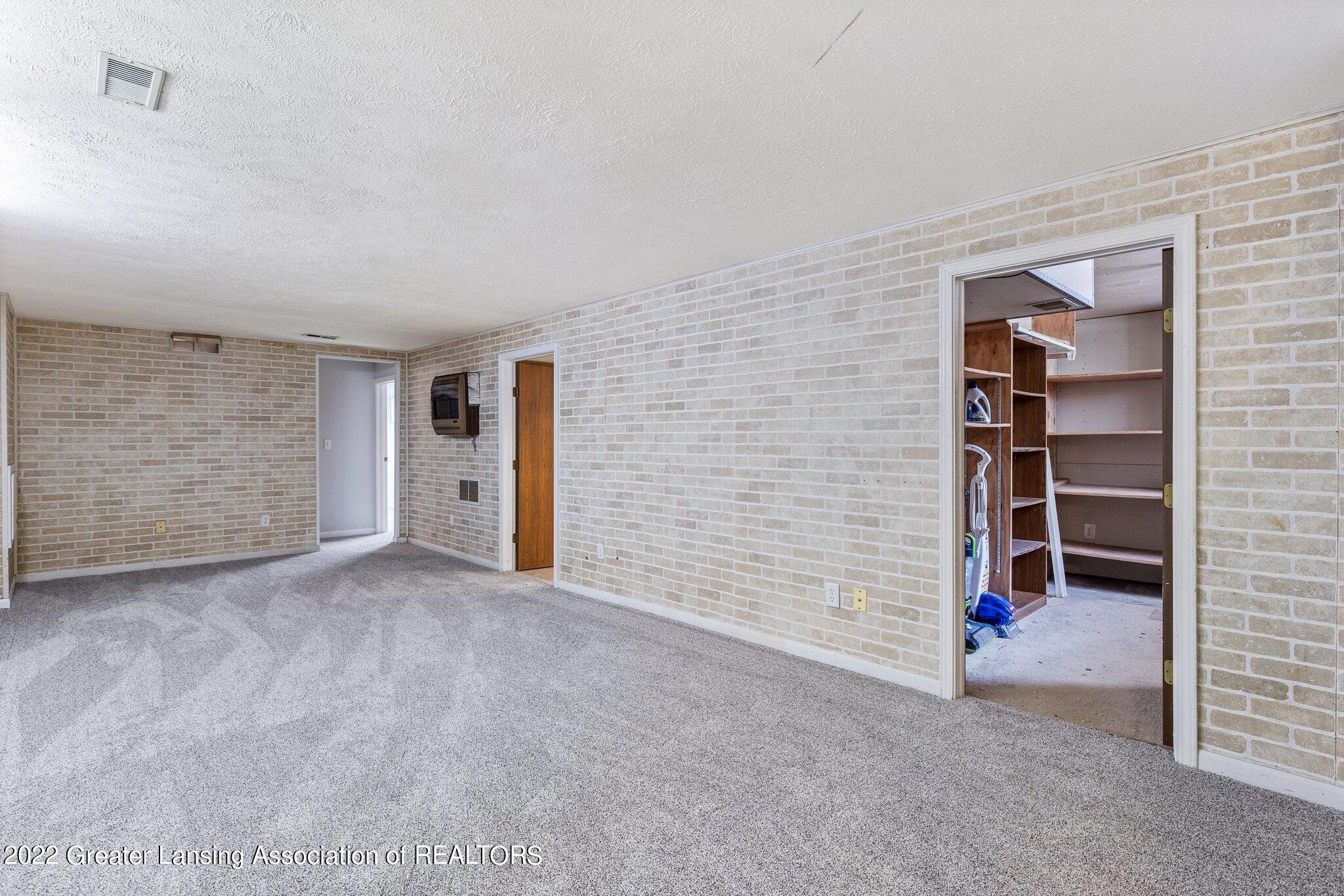 6527 Hilliard Road Lansing, MI 48911 - Photo 20 of 38 27-web-or-mls-0Z4A1528